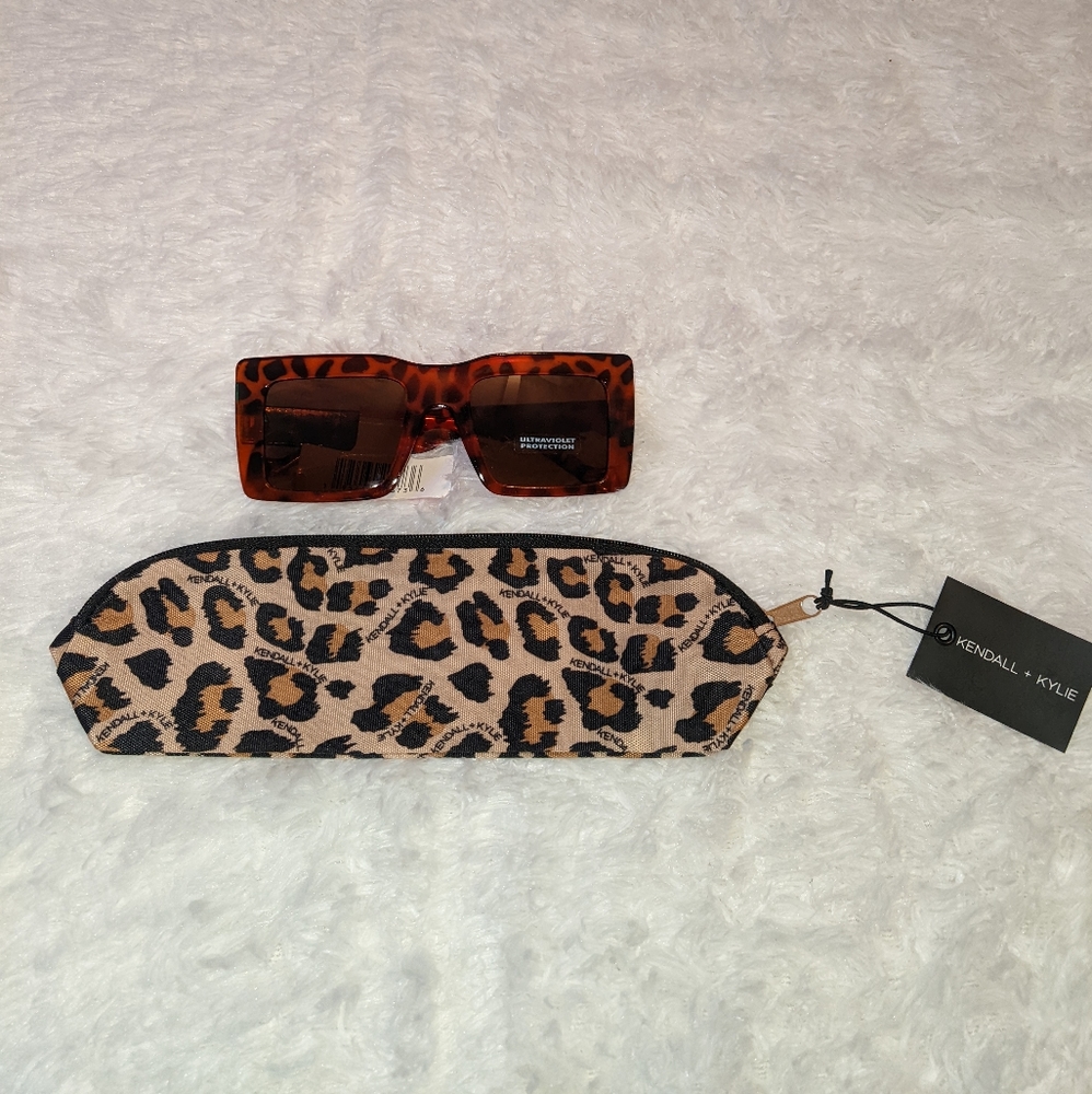 Nwt Kendall & Kylie animal print pouches/cosmetic bag w/ animal print sunglasses - Picture 2 of 16